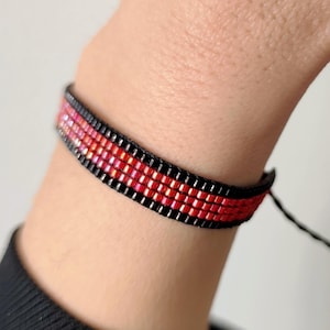 Bracelet perles miyuki rouge avec contour noir brillant finition Macramé Bijou Bohème Chic accessoire Fait Main cadeau pour femme