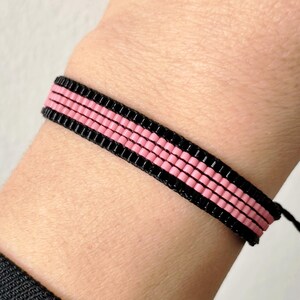 Bracelet en perles miyuki rose et noir accessoire tissé fil macramé design minimaliste chic