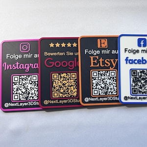 Könnte beinhalten: Eine Sammlung rechteckiger Schilder mit QR-Codes für Social-Media-Plattformen. Jedes Schild zeigt das Logo einer anderen Plattform und den Text "Folge mir auf" oder "Bewerten Sie uns". Plattformen sind Instagram, Google, Etsy, Facebook und YouTube.