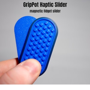 Könnte beinhalten: Ein blauer GripPot Haptic Slider magnetischer Fidget-Slider in ovaler Form mit einer texturierten Oberfläche, die ein sich wiederholendes Sechseckmuster aufweist. Das Gerät besteht aus zwei gestapelten Komponenten, einer glatten und einer gerippten.