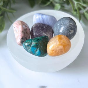 Selenit-Schalenplatten- Kristallladeschale, Schale für Kristalle, Selenit-Reinigungsschale, Opferschale, geschnitzte Selenit-Ladeschale