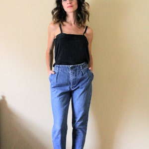 1990s Cropped Jeans / 1990s 90s Mom Jeans / 1990s 90s Light Medium Wash Cropped Tapered Denim Jeans image 3