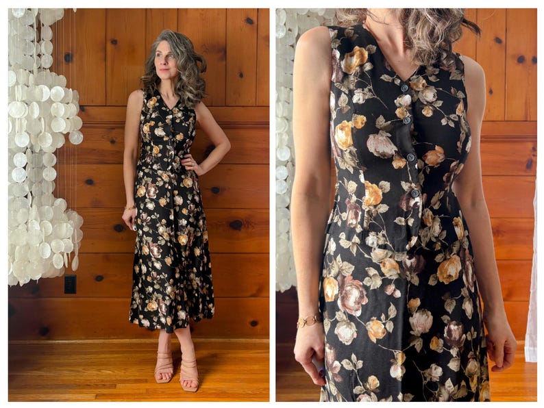 K&ouml;nnte beinhalten: Ein &auml;rmelloses Midikleid mit einem Blumendruck in Braun-, Gelb- und Wei&szlig;t&ouml;nen auf schwarzem Hintergrund. Das Kleid hat einen V-Ausschnitt und eine Knopfleiste vorne.