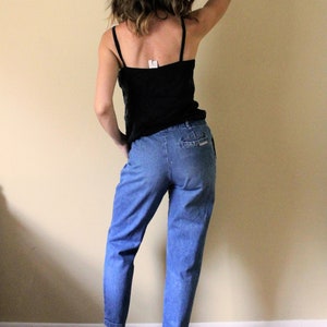 1990s Cropped Jeans / 1990s 90s Mom Jeans / 1990s 90s Light Medium Wash Cropped Tapered Denim Jeans image 4