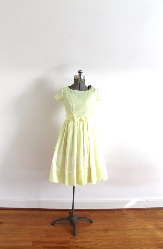 50s Dress / 1950s Yellow Eyelet Bridemaid Dress - image 2