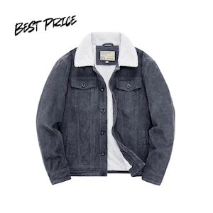 Op de afbeelding: Een donkergrijs corduroy jack met een witte sherpa kraag en voering, een knoopsluiting aan de voorzijde, twee borstzakken met knoopkleppen en lange mouwen. De tekst BEST PRICE is zichtbaar in de linkerbovenhoek van de afbeelding.