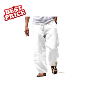 Könnte beinhalten: Weiße Leinenhose mit lockerer Passform. Die Hose wird mit Sandalen getragen. Eine rot-weiße Grafik mit der Aufschrift "BEST PRICE" befindet sich oben links.