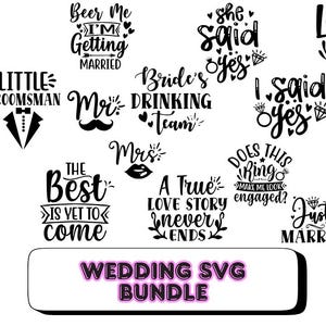 Op de afbeelding: Een verzameling zwart-witte SVG-ontwerpen met een bruiloftthema. Zinnen zijn onder meer "I said yes", "Future Mrs" en "Bride Squad". De tekst "Wedding SVG Bundle" staat in een roze en witte rechthoek.