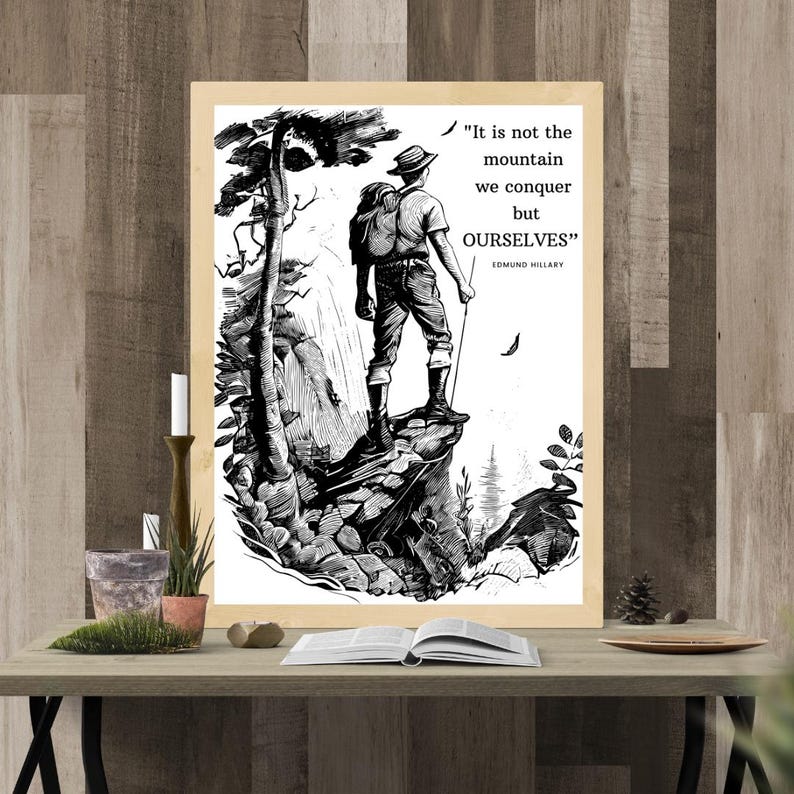 Puede incluir: Ilustraci&oacute;n en blanco y negro de un excursionista de pie en la cima de una monta&ntilde;a con una cita de Edmund Hillary: "No es la monta&ntilde;a la que conquistamos, sino NOSOTROS MISMOS"