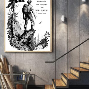 Puede incluir: Ilustraci&oacute;n en blanco y negro de un excursionista de pie en la cima de una monta&ntilde;a con una cita de Edmund Hillary: "No es la monta&ntilde;a la que conquistamos, sino NOSOTROS MISMOS."