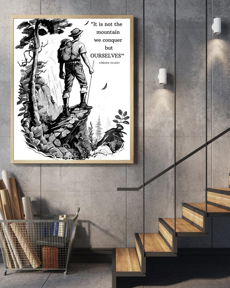 Puede incluir: Ilustraci&oacute;n en blanco y negro de un excursionista de pie en la cima de una monta&ntilde;a con una cita de Edmund Hillary: "No es la monta&ntilde;a la que conquistamos, sino NOSOTROS MISMOS."
