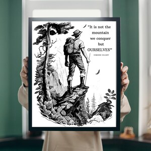 Puede incluir: Ilustraci&oacute;n en blanco y negro de un excursionista de pie en la cima de una monta&ntilde;a con una cita de Edmund Hillary: "No es la monta&ntilde;a la que conquistamos, sino NOSOTROS MISMOS"