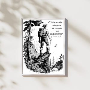 Puede incluir: Ilustraci&oacute;n en blanco y negro de un excursionista de pie en la cima de una monta&ntilde;a con una cita de Edmund Hillary: "No es la monta&ntilde;a la que conquistamos, sino nosotros mismos."