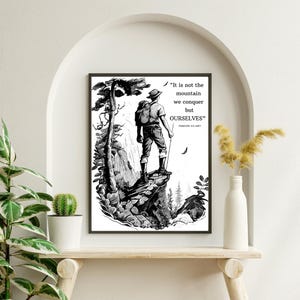 Puede incluir: Ilustraci&oacute;n en blanco y negro de un excursionista de pie en la cima de una monta&ntilde;a con una cita de Edmund Hillary: "No es la monta&ntilde;a la que conquistamos, sino NOSOTROS MISMOS".