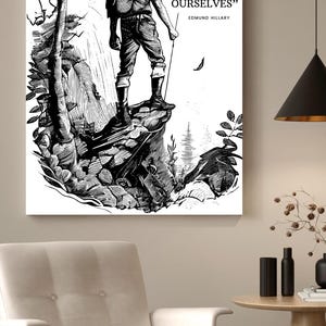 Puede incluir: Ilustraci&oacute;n en blanco y negro de un excursionista de pie en un acantilado con una cita de Edmund Hillary: "No es la monta&ntilde;a la que conquistamos, sino NOSOTROS MISMOS".