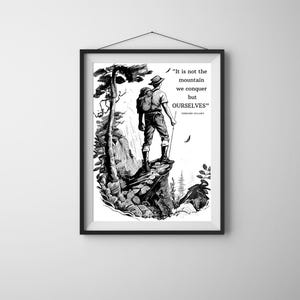 Puede incluir: Ilustraci&oacute;n en blanco y negro de un excursionista de pie en la cima de una monta&ntilde;a con una cita de Edmund Hillary: "No es la monta&ntilde;a la que conquistamos, sino NOSOTROS MISMOS".
