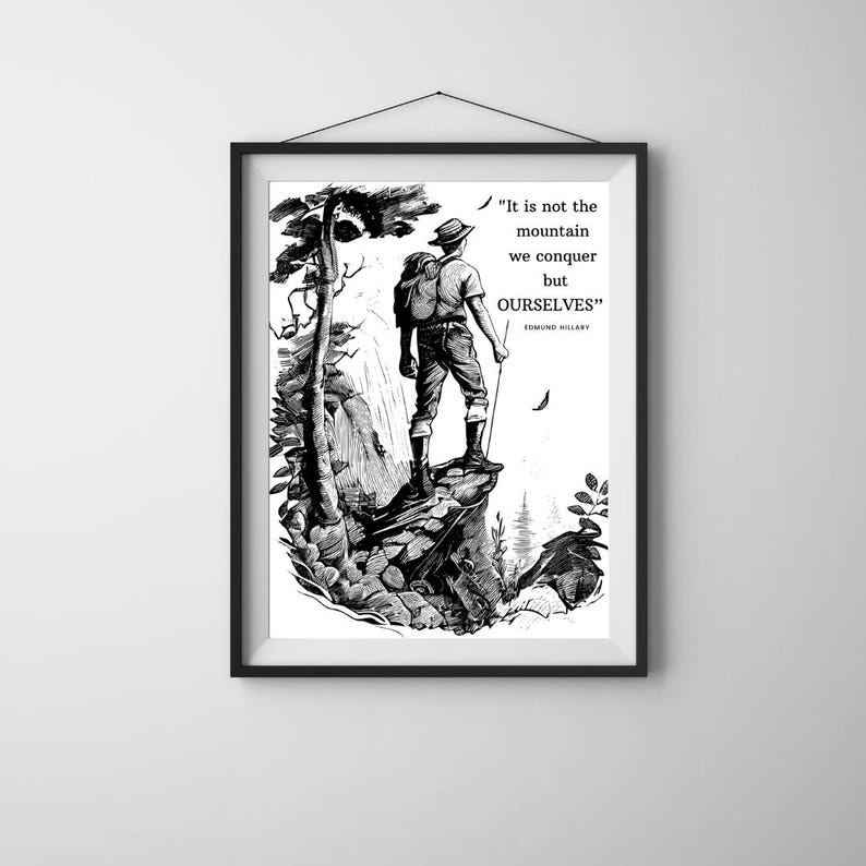 Puede incluir: Ilustraci&oacute;n en blanco y negro de un excursionista de pie en la cima de una monta&ntilde;a con una cita de Edmund Hillary: "No es la monta&ntilde;a la que conquistamos, sino NOSOTROS MISMOS".