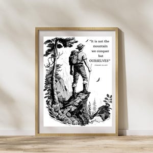 Puede incluir: Ilustraci&oacute;n en blanco y negro de un excursionista de pie en la cima de una monta&ntilde;a con una cita de Edmund Hillary: "No es la monta&ntilde;a la que conquistamos, sino NOSOTROS MISMOS".
