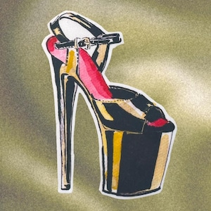 Può includere: Una scarpa con plateau e tacco alto con base nera, suola color oro e tacco sottile nero. La scarpa ha un interno rosso e un cinturino alla caviglia nero con fibbia argentata. Il design è un'illustrazione ad acquerello.