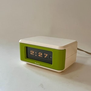 1970s Green Sankyo Flip Clock: Retro Space Age Decor, Near Mint Condition