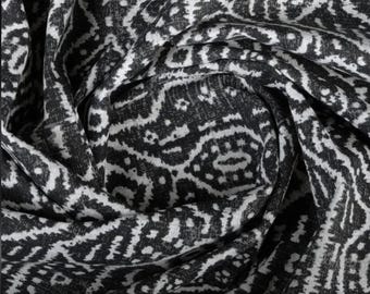 Schwarzer Stoff, Magnolia Home Mesa Baumwoll-Vorhangstoff in Ebenholz, Schwarz, 134 cm breit, wird als lose Ware verkauft