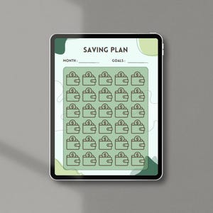 Op de afbeelding: Een digitaal tabletscherm dat een groene en witte spaarplan-tracker weergeeft. De tracker heeft de titel "SAVING PLAN" en bevat de woorden "MONTH" en "GOALS". De tracker heeft een raster met 36 portemonnee-iconen met een dollarteken in elke portemonnee.