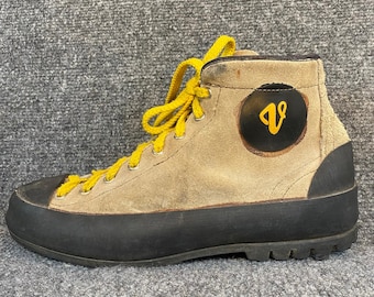 Vintage Vasque Men 9 Ascender II Tan Black Cowhide Leather Hiking Climbing Shoes