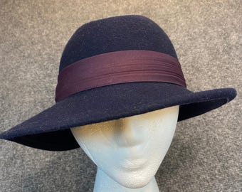 Vintage Betmar Navy Blue 100% Wool Felt Cloche Burgundy Satin Ribbon Band
