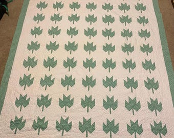 Vintage 1940s Mid Century Handmade Maple Leaf Patchwork Quilt Green White 84x68