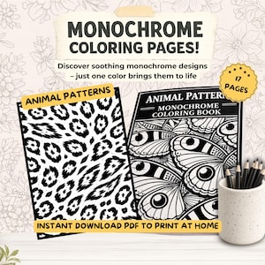 Op de afbeelding: Twee monochrome kleurboeken met dierenpatronen worden getoond. Eén heeft een luipaardprint, de andere een vlinderontwerp. De tekst luidt "MONOCHROME COLORING PAGES!" en "INSTANT DOWNLOAD PDF TO PRINT AT HOME." Rechts staat een kleine keramische beker met potloden.