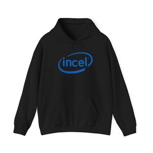 Könnte beinhalten: Schwarzer Kapuzenpullover mit Fronttasche und Kordelzug. Der Pullover hat ein blaues Logo mit der Aufschrift "(incel)" in einer stilisierten Schriftart, die dem Intel-Logo ähnelt. Der Hoodie ist aus weichem Material gefertigt.