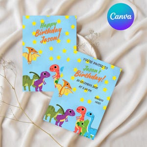 Könnte beinhalten: Zwei hellblaue Geburtstagseinladungen mit Dinosaurier-Illustrationen und dem Text "Happy Birthday Jason!" und "You're invited to Jason's Birthday!". Die Einladungen zeigen bunte Dinosaurier und gelbe Sterne.