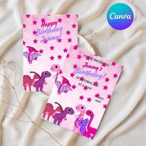 Könnte beinhalten: Zwei rosa Geburtstagseinladungen mit Dinosaurier-Illustrationen und Sternen. Die Einladungen lauten "Happy Birthday Jenny!" und "You're invited to Jenny's Birthday!" mit Datum und Uhrzeit.