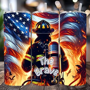 Puede incluir: Un vaso de acero inoxidable con un diseño de un bombero de pie frente a una bandera estadounidense con llamas. El texto "The Brave" está impreso en el vaso.