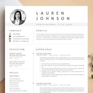 Może przedstawiać: Czarno-biały szablon CV z profesjonalnym zdjęciem kobiety. CV zawiera dane kontaktowe, wykształcenie, doświadczenie zawodowe i umiejętności. Tekst w CV zawiera imię i nazwisko Lauren Johnson, tytuł zawodowy „Tytuł zawodowy tutaj” oraz nazwę firmy „Nazwa firmy”.