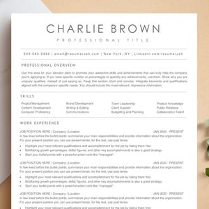 Może przedstawiać: Profesjonalny szablon CV z imieniem "CHARLIE BROWN" na górze. CV zawiera sekcje dotyczące przeglądu zawodowego, umiejętności i doświadczenia zawodowego. Projekt jest czysty i nowoczesny, z minimalistyczną estetyką. CV jest na białym tle.