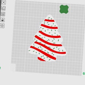 Puede incluir: Dos imágenes una al lado de la otra. La imagen de la izquierda muestra un modelo 3D de un cortador de galletas de árbol de Navidad en blanco y gris. La imagen de la derecha muestra un árbol de Navidad decorado con rayas rojas y chispas verdes.