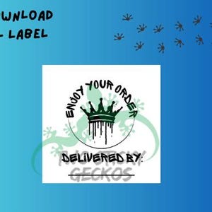 Puede incluir: Una etiqueta térmica de descarga digital con un gráfico de corona verde y negro y el texto "Enjoy Your Order Delivered By: Geckos".