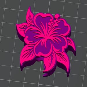 Op de afbeelding: Een driedimensionale hibiscusbloem in roze en paarse tinten. De bloemblaadjes en bladeren zijn ingewikkeld gedetailleerd, met een contrasterende omtrek. De afbeelding staat tegen een grijze rasterachtergrond, die de vorm van de bloem benadrukt.