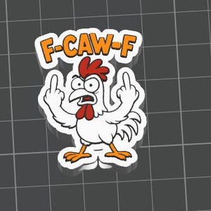 Op de afbeelding: Een witte cartoonkip met een rode kam en lellen, die met beide handen de middelvinger opsteekt. De tekst "F-CAW-F" staat in oranje letters met een witte omlijning boven de kip. De sticker staat op een grijze rasterachtergrond.