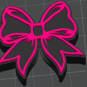 以下が含まれることがあります： レイヤーデザインの3Dレンダリングされたリボン。リボンは、鮮やかなピンクのアウトラインと内部のディテールを備えた黒いベースが特徴です。リボンの形状は左右対称で、両側に2つのループと中央のノットがあります。背景は灰色のグリッドです。