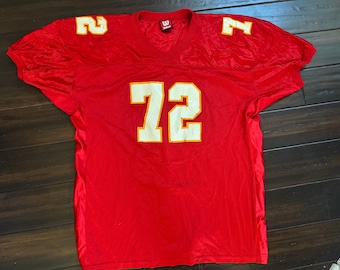 Camiseta de entrenamiento vintage Wilson Kansas City Chiefs #72 David Lutz Eric Fisher XXL. Viene como se muestra en la imagen, con manchas y desgaste por ser una camiseta de entrenamiento.