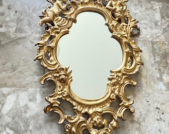 Espejo de pared antiguo de latón dorado con querubín, estilo victoriano rococó, regencia.
