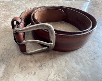 Cinturón vintage para hombre Brighton de cuero marrón repujado con hebilla Nicole. Longitud total de 41,5 pulgadas con hebilla.