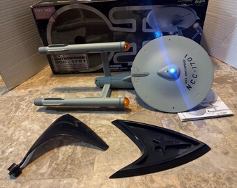 Star Trek U.S.S Enterprise NCC-1701 Electronic Starship 40th Diamond Select Toys. New batteries installed. Authentic Star Trek sound affects