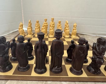 Juego de ajedrez medieval renacentista ANRI E.S. Lowe de época, con figuras y tablero del Rey Arturo.