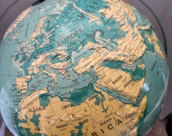 Globo terráqueo escultórico grande de Nostrum de 16 pulgadas con relieve en relieve y base metálica de doble eje.