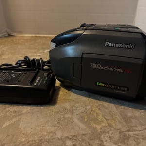 Videocámara digital Panasonic Palmcorder VHS-C PV-L600d. Cargador probado y en funcionamiento. No incluye batería, ya que no retiene la carga.