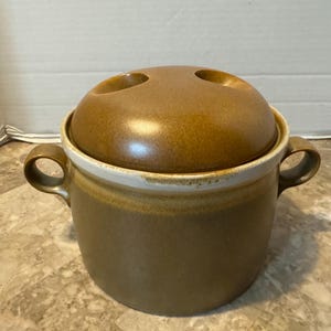 Vintage Mikasa Ben Seibel Potters Art Bönkruka med lock Rusticana Bucket Leather Japan. Levereras som på bilden