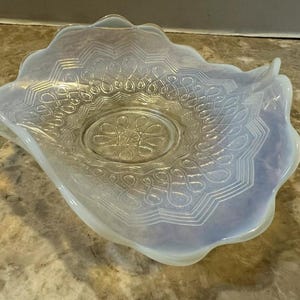 Hermoso plato de vidrio opalescente blanco de 8&quot; de Jefferson Glass MANY LOOPS de 1903